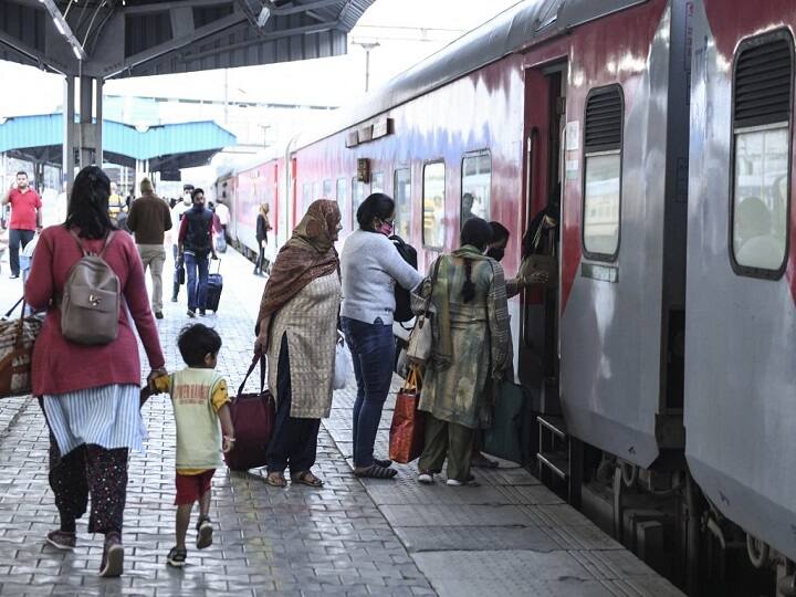 Traveling By Train? Know Latest Covid-19 SOP Issued By Railway For Passengers Railways Issues New SOP Passengers Rise Covid-19 Standard Operating Protocol Ministry of Home Affairs Traveling By Train? Know Latest Covid-19 SOP Issued By Railway For Passengers