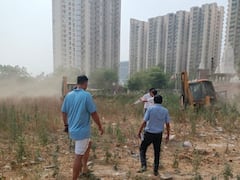 ग्रेटर नोएडा में भी अवैध कब्जों पर चला बुलडोजर, 10 एकड़ जमीन करवाई गई खाली, दी गई ये सख्त चेतावनी