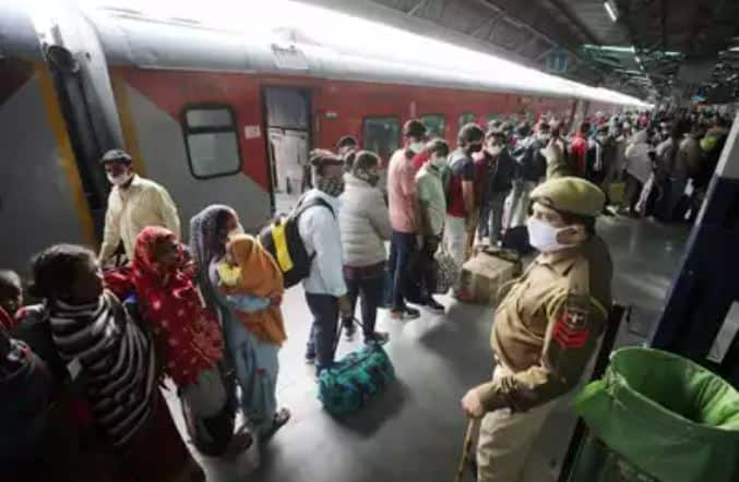 railway make mandatory to wear mask in Train travel due to increase COVID-19 Cases COVID-19 Protocol: कोरोना के बढ़ते मामलों पर रेलवे का बड़ा फैसला, यात्रा में मास्क लगाना अनिवार्य