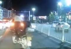 Viral Video: ਸੜਕ ਵਿਚਾਲੇ ਬਾਈਕ ਸਵਾਰਾਂ ਨੇ ਕੀਤਾ ਕੁਝ ਐਸਾ ਕਿ ਹੈਰਾਨ ਰਹਿ ਗਏ ਲੋਕ, ਵੇਖੋ ਵੀਡੀਓ