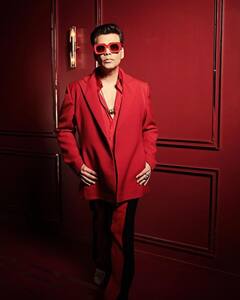 Koffee With Karan 7: करण जोहर भन्नाट लूक; लाल रंगात झाला दंग!