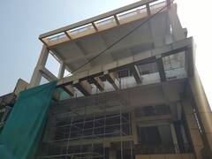 Lucknow News: 'योगी राज' में बुलडोजर का खौफ, मुख्तार अंसारी के करीबी ने खुद ही तोड़ डाला अपना अवैध निर्माण