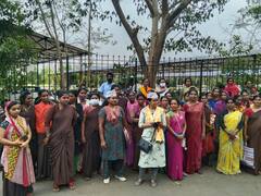 Bastar News: सबसे बड़े अस्पताल में चरमराई सफाई व्यवस्था, हड़ताल पर बैठीं 200 से अधिक महिला कर्मचारी
