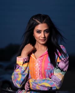 Priya Mani Raj Photos: పొట్టిగౌనులో యమదొంగ బ్యూటీ