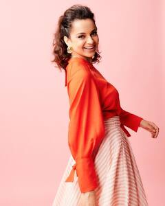 Kangana Ranaut Photos: डीप नेक फ्लॉवर प्रिंटेड ड्रेसमध्ये कंगनाचा समर लूक; पाहा फोटो!