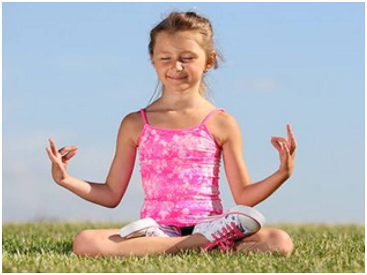 Parenting Tips Yoga For Kids Yoga Pose For Kids Mental And Physicals Development Benefits Of Yoga For Children Parenting Tips: गर्मियों में बच्चों को सिखाएं योगा, शारीरिक और मानसिक विकास में मिलेगी मदद