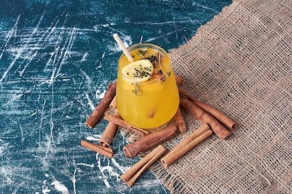 તજ અને જીરાનું પાણી સ્વાસ્થ્ય માટે ખૂબ જ ફાયદાકારક છે. તેના ઉપયોગથી વજન ઓછું થઈ શકે છે. તે કોલેસ્ટ્રોલ લેવલને પણ કંટ્રોલ કરી શકે છે. (ફોટો - ફ્રીપીક)