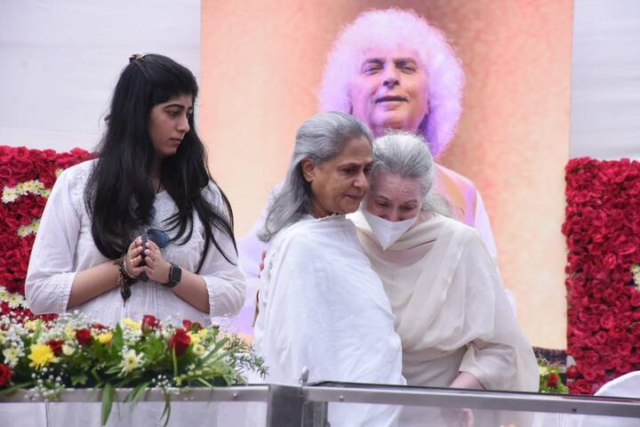 बॉलीवुड एक्टर अमिताभ बच्चन और उनकी पत्नी जया बच्चन संतूर वादक पंडित शिव कुमार के अंतिम दर्शन करने पहुंचे.