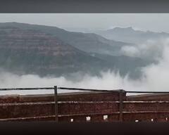 In Pics : राज्यात उन्हाचा कहर मात्र महाबळेश्वर थंडगार; धुक्याची चादर अन् ढगांचा भारीच खेळ!