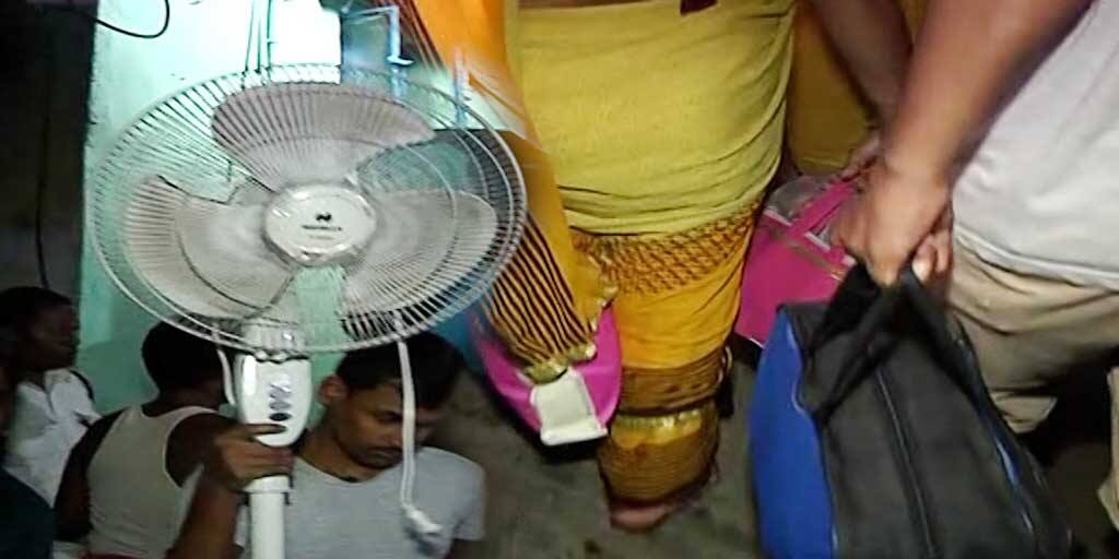 Kolkata bowbazar cracks in several houses, locals fled from their house after blaming metro work Bowbazar Incident: 'কোথায় যাব জানি না', মাঝরাতেই বাড়ি ছেড়ে হাহাকার বাসিন্দার
