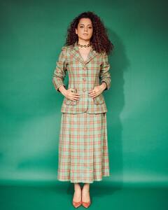 Kapil Sharma के शो में धाकड़ का प्रमोशन करने पहुंची Kangana Ranaut, विंटेज लुक में नज़र आईं एक्ट्रेस