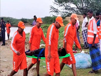 Disaster Management Training Camp for Coastal People sirkazhi ”வெள்ளத்தில் சிக்கிட்டா இப்படிதான் செய்யணும்.. கடலோர மக்களுக்கு பேரிடர் பாதுகாப்பு பயிற்சி முகாம்!