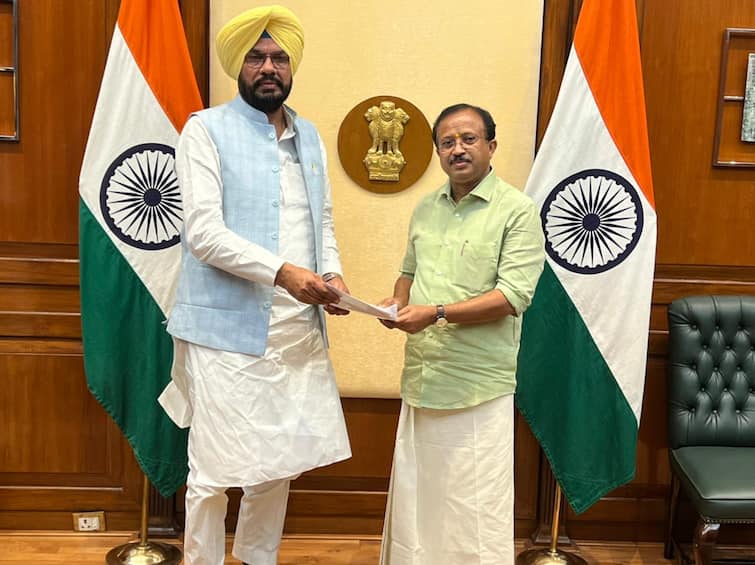 Minister Kuldeep Singh Dhaliwal submitted a memorandum to Minister of State for External Affairs V. Muraleedharan, raised many issues related to NRIs ਮੰਤਰੀ ਕੁਲਦੀਪ ਸਿੰਘ ਧਾਲੀਵਾਲ ਨੇ ਕੀਤੀ ਵਿਦੇਸ਼ ਰਾਜ ਮੰਤਰੀ ਵੀ. ਮੁਰਲੀਧਰਨ ਨਾਲ ਮੁਲਾਕਾਤ, ਕੀਤੀ ਇਹ ਮੰਗ