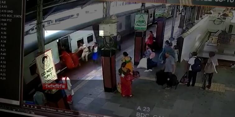 Hooghly News: RPF save two woman passenger at bandel station Hooghly News: আরপিএফ কর্মীর চেষ্টায় জীবন বাঁচল দুই মহিলা যাত্রীর, ঘটনা ক্যামেরাবন্দি সিসিটিভিতে