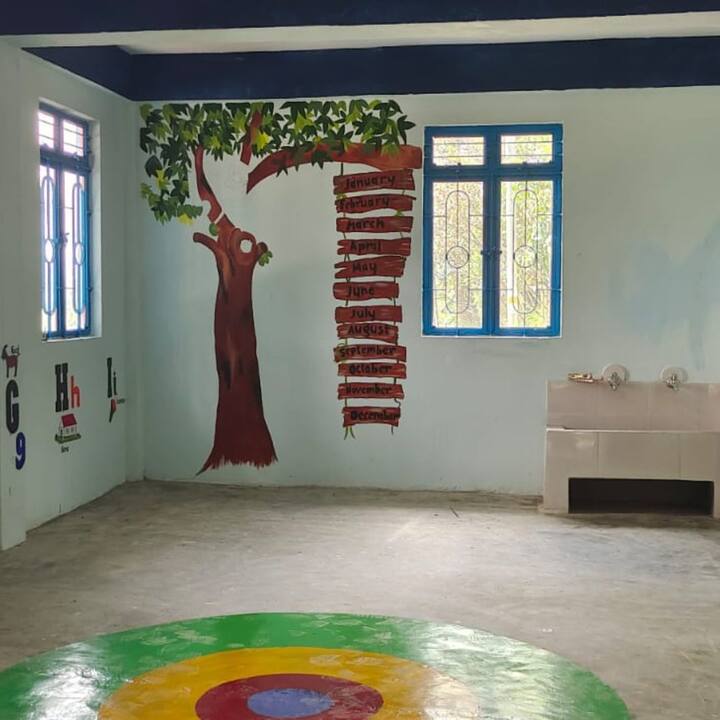 শিশুদের নজর কাড়তে সাজিয়ে তোলা হয়েছে হালপুর আপার বারমেকের অঙ্গনওয়াড়ি কেন্দ্র।