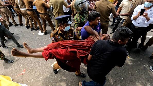 મહિન્દા રાજપક્ષના સમર્થકોએ સરકાર વિરોધી સાથે અથડામણ કરી હતી જેમણે શ્રીલંકાની સૌથી ખરાબ આર્થિક કટોકટી પર તેમને હટાવવાની માંગણી કરી હતી, જેના કારણે ખોરાક, ઇંધણ અને દવાઓની તીવ્ર અછત અને લાંબા સમય સુધી પાવર કટ થયો હતો.