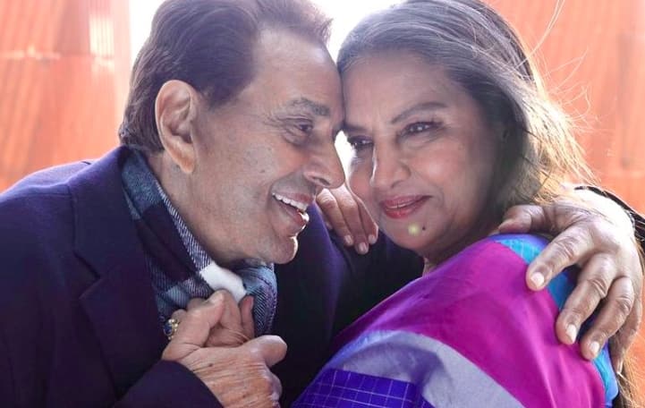 Dharmendra shares priceless pic with Shabana Azmi Romance: 85 साल की उम्र में Dharmendra ने लुटाया Shabana Azmi पर प्यार, तस्वीर शेयर कर लिखा- इश्क़ है मुझे...