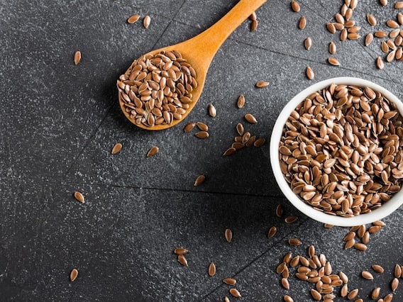 Flaxseeds for Hair: रूखे और बेजान बालों की परेशानी दूर करने में असरदार है अलसी Flaxseeds for Hair: रूखे और बेजान बालों की परेशानी दूर करने में असरदार है अलसी
