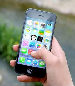 Smart Phone: সারাদিন ফোন ঘাঁটছেন? কী মারাত্মক ক্ষতি হচ্ছে জানেন?