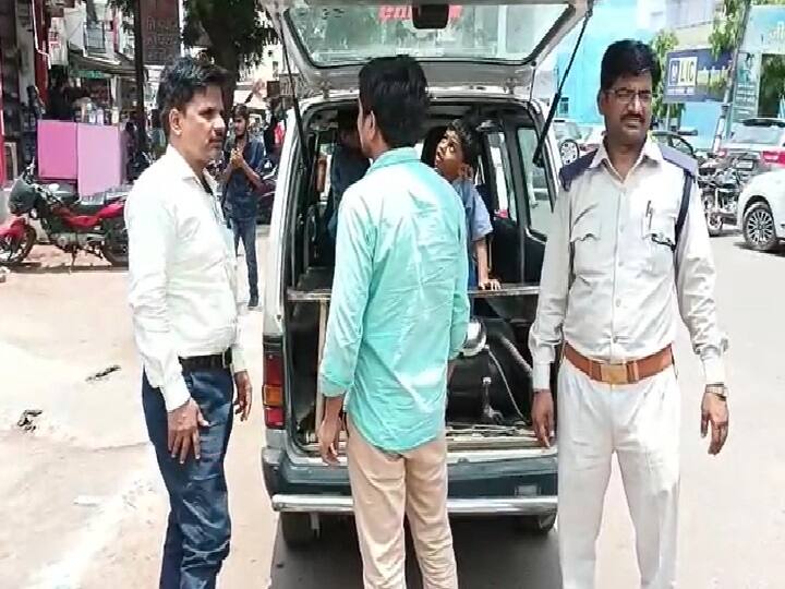School van fitted with illegal LPG cylinders has been seized by ARTO Brajesh Kumar in etawah uttar pradesh ann Etawah में ARTO ने की बड़ी कार्रवाई, एक दर्जन से अधिक LPG सिलेंडर लगी स्कूली वैन को किया गया सीज 