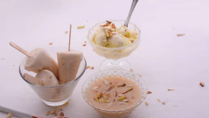 কুলফি বানানোর জন্য এক লিটার ফুল ক্রিম দুধ, আধ কাপ চিনি, কেশর, ৪-৫টি এলাচ, ১২-১৫টি আমন্ড, ২ চামচ পেস্তা, ৮টি কুলফি বানানোর ছাঁচ নিন। প্রথমে দুধ ফুটিয়ে নিন। অল্প আঁচে হাতা দিয়ে নাড়তে থাকুন।