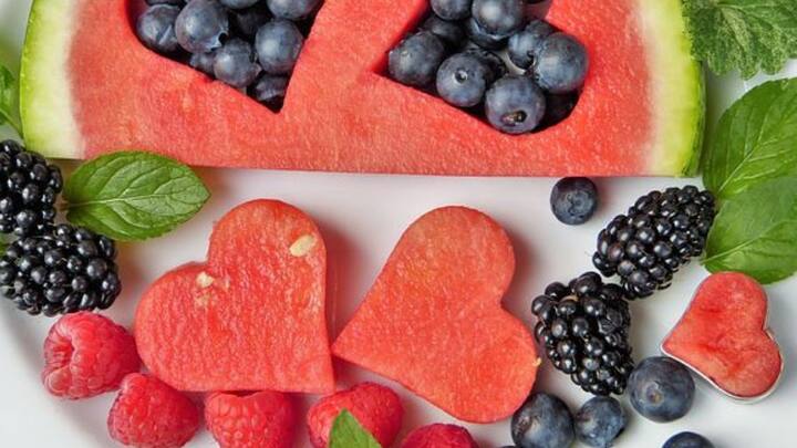 গরম থেকে বাঁচতে ফ্রিজের ঠান্ডা জল একেবারে গো টু সলিউশন আমাদের কাছে। তার উপর সফ্ট ড্রিঙ্কস, আইসক্রিম, লেমোনেড তো রয়েইছে।