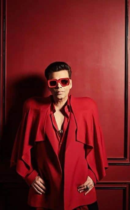 ਹਾਲ ਹੀ 'ਚ ਸ਼ੇਅਰ ਕੀਤੀਆਂ ਗਈਆਂ ਤਸਵੀਰਾਂ 'ਚ ਕਰਨ ਜੌਹਰ ਨੇ ਸੈੱਟ ਤੋਂ ਆਪਣੇ ਔਲ ਰੈੱਡ ਲੁੱਕ ਦਾ ਖੁਲਾਸਾ ਕੀਤਾ ਹੈ।