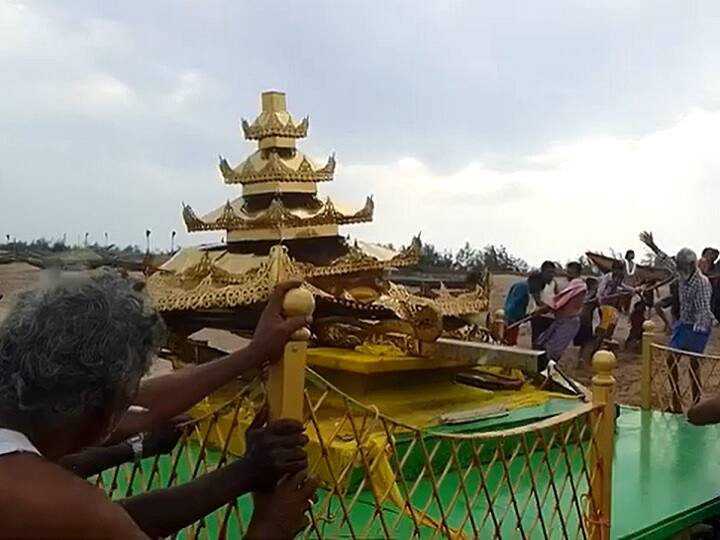 Srikakulam Floating Temples: Gold Coloured chariot washes ashore in Srikakulam amid cyclone Asani Floating Temples: అవి పడవలు కాదు, తేలియాడే ఆలయాలు - తుపానుల సమయంలో తీరానికి కొట్టుకొచ్చే బహుమతులు
