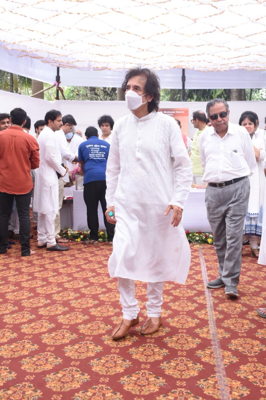 Last Rites Of Pt Shiv Kumar Sharma Take Place With Full State Honours, Amitabh & Jaya Bachchan, Javed Akhtar & Others Attend- PICS