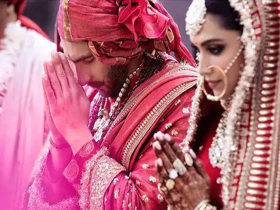 गोलियों की रासलीला राम-लीला के सेट पर दीपवीर के बीच प्यार परवान चढ़ा था. ऐसा कहा जाता है कि एक किसिंग सीन की शूटिंग के दौरान संजय लीला भंसाली के द्वारा कट कॉल करने के बाद भी दोनों सीन को करने में मग्न थे. उन्होंने अपने रिश्ते को लंबे समय तक लोगों के सामने नहीं रखा था, लेकिन दिसंबर 2018 में दोनों ने शादी करके अपने फैन्स को खुश कर दिया था.