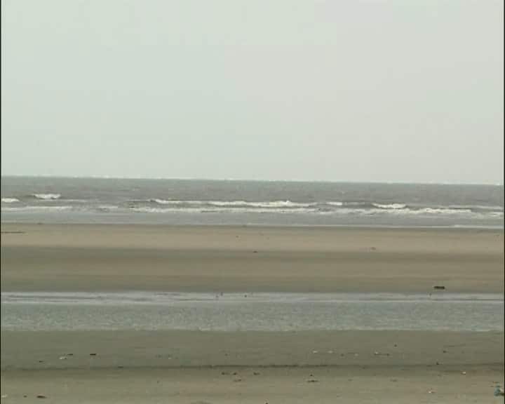 অশনি সঙ্কেতে রাজ্যের উপকূলবর্তী জেলায় জারি হয়েছে সতর্কতা। বকখালিতেও সকাল থেকে শুরু হয় বৃষ্টি। সমুদ্র-স্নানে নিষেধাজ্ঞা থাকায় সৈকতে পর্যটকদের ভিড় নেই।