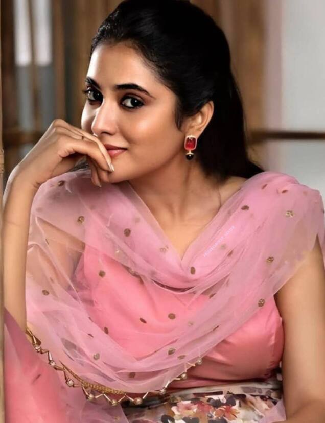 கொஞ்சலா கேக்கும் உன் வார்த்த அத கோர்ப்பேனே கவிதை வார்ப்பேனே மின்னலா தாக்கும் உன் கண்ணுல மைய விழுவேனே அழக தொழுவேனே
