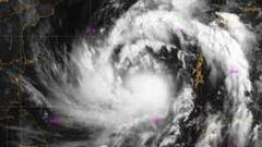 Cyclone Asani Update : অন্ধ্র উপকূলের আরও কাছে অশনি, শক্তি হারিয়ে পরিণত ঘূর্ণিঝড়ে।Bangla News