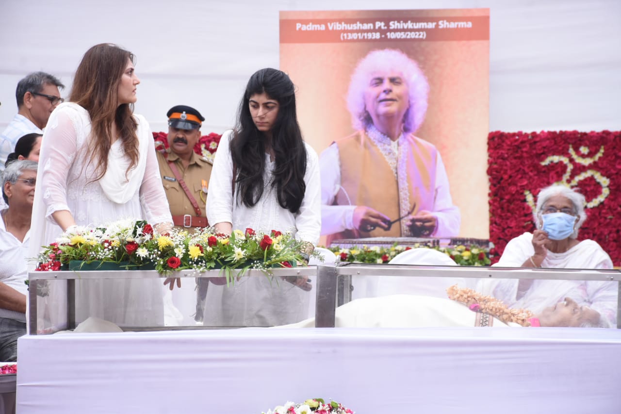 Last Rites Of Pt Shiv Kumar Sharma Take Place With Full State Honours, Amitabh & Jaya Bachchan, Javed Akhtar & Others Attend- PICS