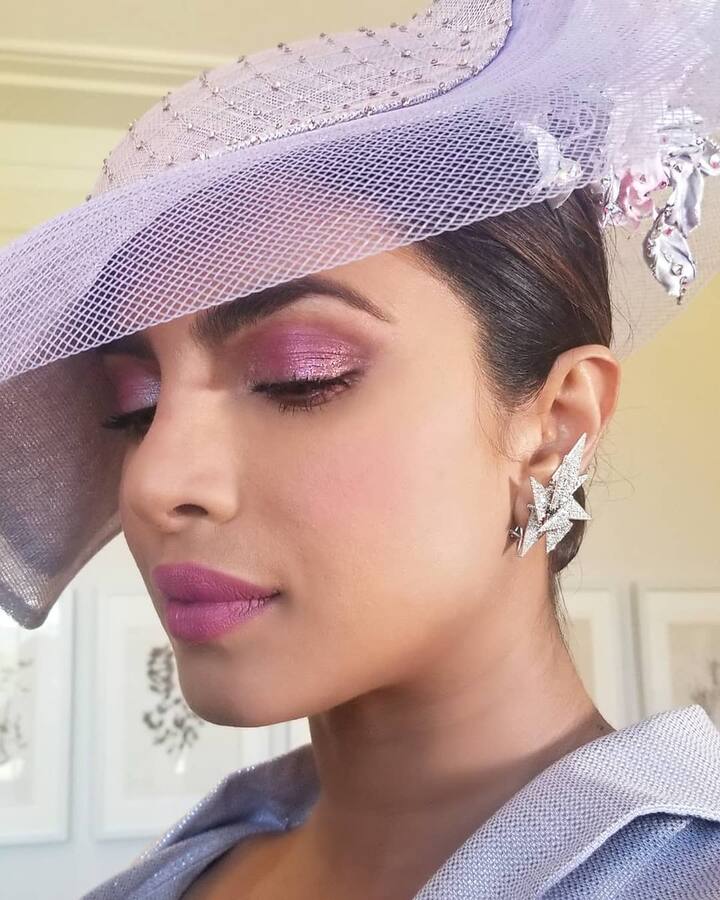 तो इस समर वेडिंग के लिए आप ज्यादा कन्फ्यूज मत होइए और अपने लुक को जल्द से जल्द कंप्लीट कीजिए.