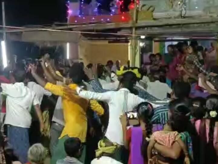 Villagers pay tribute and celebrating spirituality at the amman temple festival in Salem. சேலத்தில் கோவில் திருவிழா : அம்மன் ஆட்டம் ஆடி நேர்த்தி கடன் செலுத்திய கிராம மக்கள்.