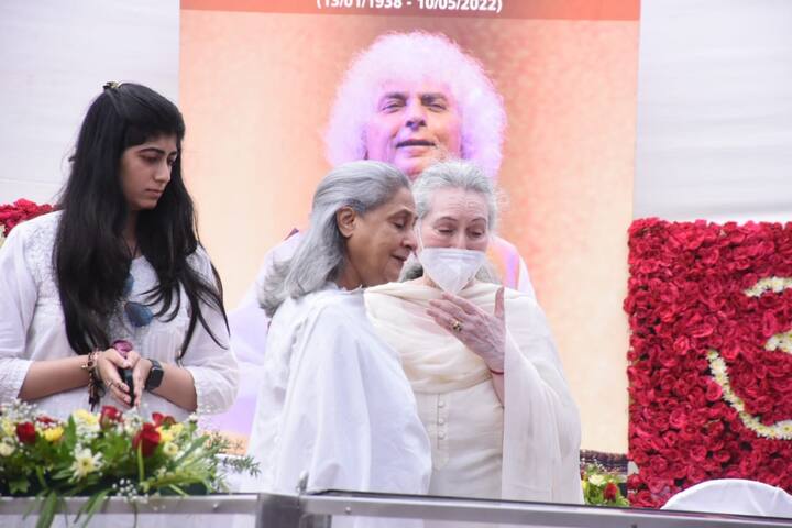 पंडित शिव कुमार की अंतिमा यात्रा की कुछ तस्वीरें सामने आई हैं जिसमें बिग बी और जया बच्चन उनके परिवार से मिलते और सांत्वना देते दिख रहे हैं.