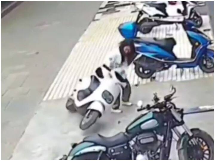 girl park scooty in wrong way did mistakes viral video Viral Video: स्कूटी पार्क करने के बाद लड़की ने की इतनी गलतियां, वीडियो हो गया वायरल
