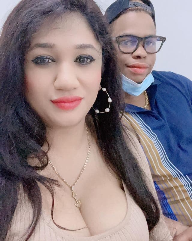 आईपीएल 2022 में राजस्थान रॉयल्स के लिए खेल रहे वेस्टइंडीज के शिमरोन हेटमायर हाल ही में पहली बार पिता बने हैं. पत्नी की डिलेवरी की डेट नजदीक होने का कारण उन्होंने आईपीएल के कुछ मुकाबलों से ब्रेक ले लिया था. वह बायो बबल छोड़कर अपने वतन वापस लौट गए थे. पिता बनने के बाद उन्होंने बच्चे के साथ सोशल मीडिया पर तस्वीर शेयर की थी. बता दें कि हेटमायर की वाइफ किसी मॉडल से कम नहीं हैं और दोनों की लव स्टोरी भी काफी दिलचस्प है.