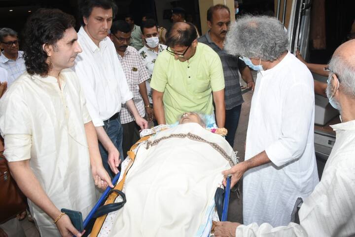 এই ভাবনা থেকেই পণ্ডিত শিবকুমার শর্মাকে ১৩ বছর বয়স থেকেই সন্তুরের প্রশিক্ষণ দেওয়া শুরু করেন তাঁর বাবা। ১৯৫৫ সালে তৎকালীন বম্বেতে পণ্ডিত শিবকুমার শর্মা জীবনে প্রথমবারের মতো জনসম্মুখে সন্তুর বাজান। এরপর আর তাঁকে পিছনে ফিরে তাকাতে হয়নি। দেশের গণ্ডি ছাড়িয়ে বিদেশেও ছড়িয়ে পড়ে তাঁর খ্যাতি।