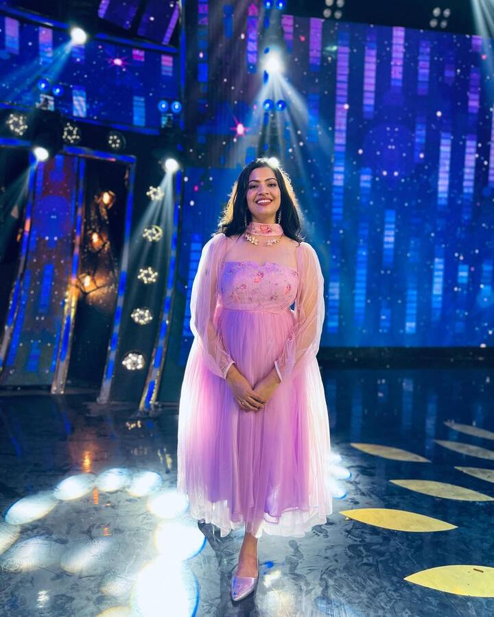 చక్కని గాత్రం మాత్రమే కాదు అందమైన రూపం కూడా గీతామాధురి సొంతం. 2008లో వచ్చిన 'నచ్చావులే' సినిమాలోని ‘నిన్నే నిన్నే’ పాటతో ప్రేక్షకులకు చేరువైంది. ఆ పాటకు నంది అవార్డు కూడా అందుకుంది. చిరుతలో చమ్కీ చమ్కీ చమ్కీరే సాంగ్ తో భలే క్రేజ్ వచ్చింది.