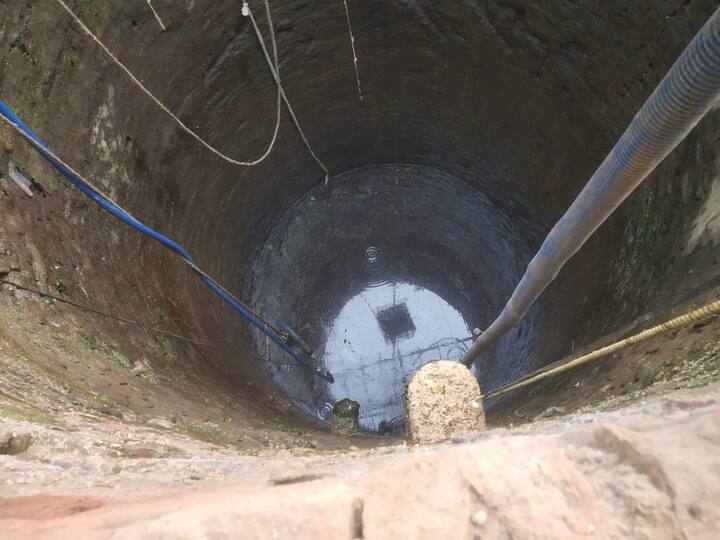 बताया जाता है कि पहले इस कुएं की स्थिति ऐसी थी कि लोग इस कुएं के पास आना भी पसंद नहीं करते थे. पूरे कुएं में कचरा भरा हुआ था.ऐसे में प्रशासन की ओर से इंजीनियरिंग का छात्र आदित्य शराफ ने इस कुएं को फिर से जीवित करने के लिए आधुनिक तरीके से रोबोट के जरिए इस कुएं की सफाई करवाई.