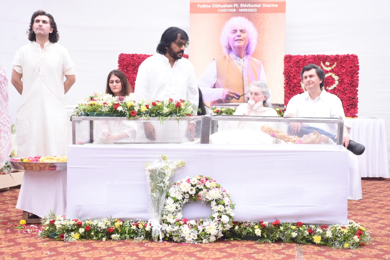 Last Rites Of Pt Shiv Kumar Sharma Take Place With Full State Honours, Amitabh & Jaya Bachchan, Javed Akhtar & Others Attend- PICS