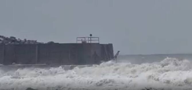 Asani Cyclone reaches in Andhra Pradesh as heavy rainfall starts in Kakinada district and flight cancle Asani Cyclone In AP: आंध्र प्रदेश में असर दिखाने लगा ‘असानी’ तूफान, विशाखापत्तनम की कई फ्लाइट्स रद्द