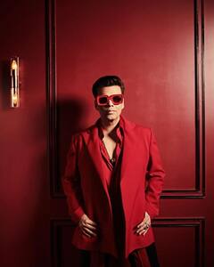 Koffee With Karan 7: लाल रंग में रंगे नजर आए Karan Johar, कॉफी विद करण में लगेगा गुलाबी तड़का