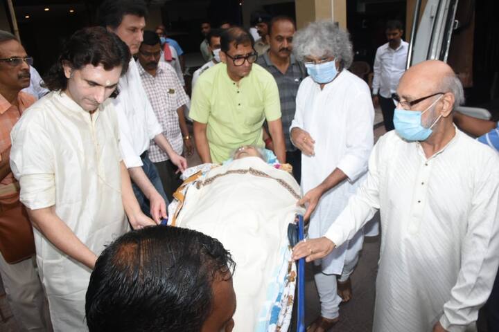 সকাল ১০টা থেকে দুপুর ১টা পর্যন্ত জুহুর বাড়িতে শায়িত থাকবে পণ্ডিত শিবকুমার শর্মার দেহ। কিংবদন্তিকে সেখানেই শেষশ্রদ্ধা জানাতে পারবেন অনুরাগীরা।
