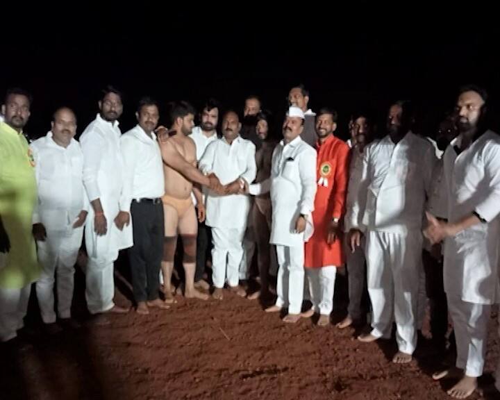 दारुंब्रे गावातील काळभैरवनाथ आणि वाघजाई मातेच्या उत्सवानिमित्त हा कुस्तीचा आखाडा भरला होता.