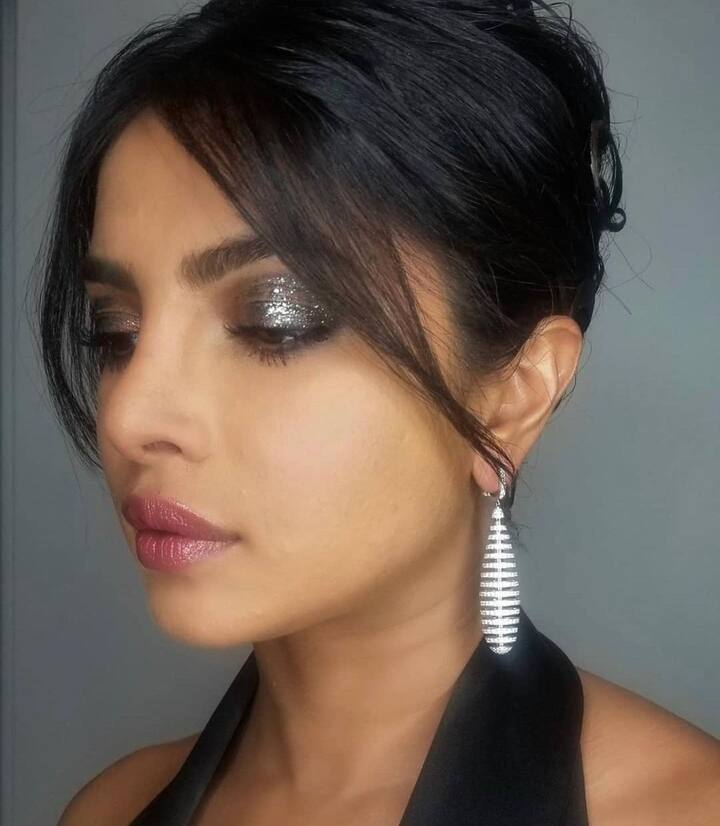 इस मैटेलिक शेड के साथ भी आप अपने आई मेकअप को कंप्लीट कर सकते हैं. न्यूड मेकअप के साथ यह मैटेलिक शेड आपके लुक को और भी ज्यादा खुशनुमा बना सकता है.