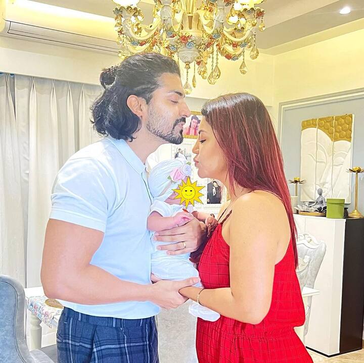 देबिनानं एक व्हिडीओ शेअर केला होता. त्या व्हिडीओमध्ये देबिना तिच्या मुलीला हातात पकडून एल्विस पस्रलीचं गाणं गाताना दिसत आहे. (Debina Bonnerjee/instagram)