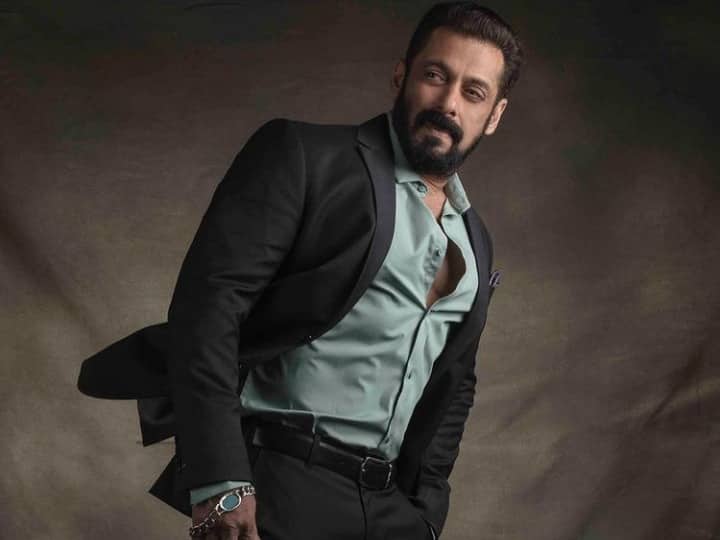 Salman Khan Video: सलमान खान ने स्टेज पर जूते उतारकर इस शख्स को दी श्रद्धांजलि, सोशल मीडिया पर हो रही है खूब तारीफ